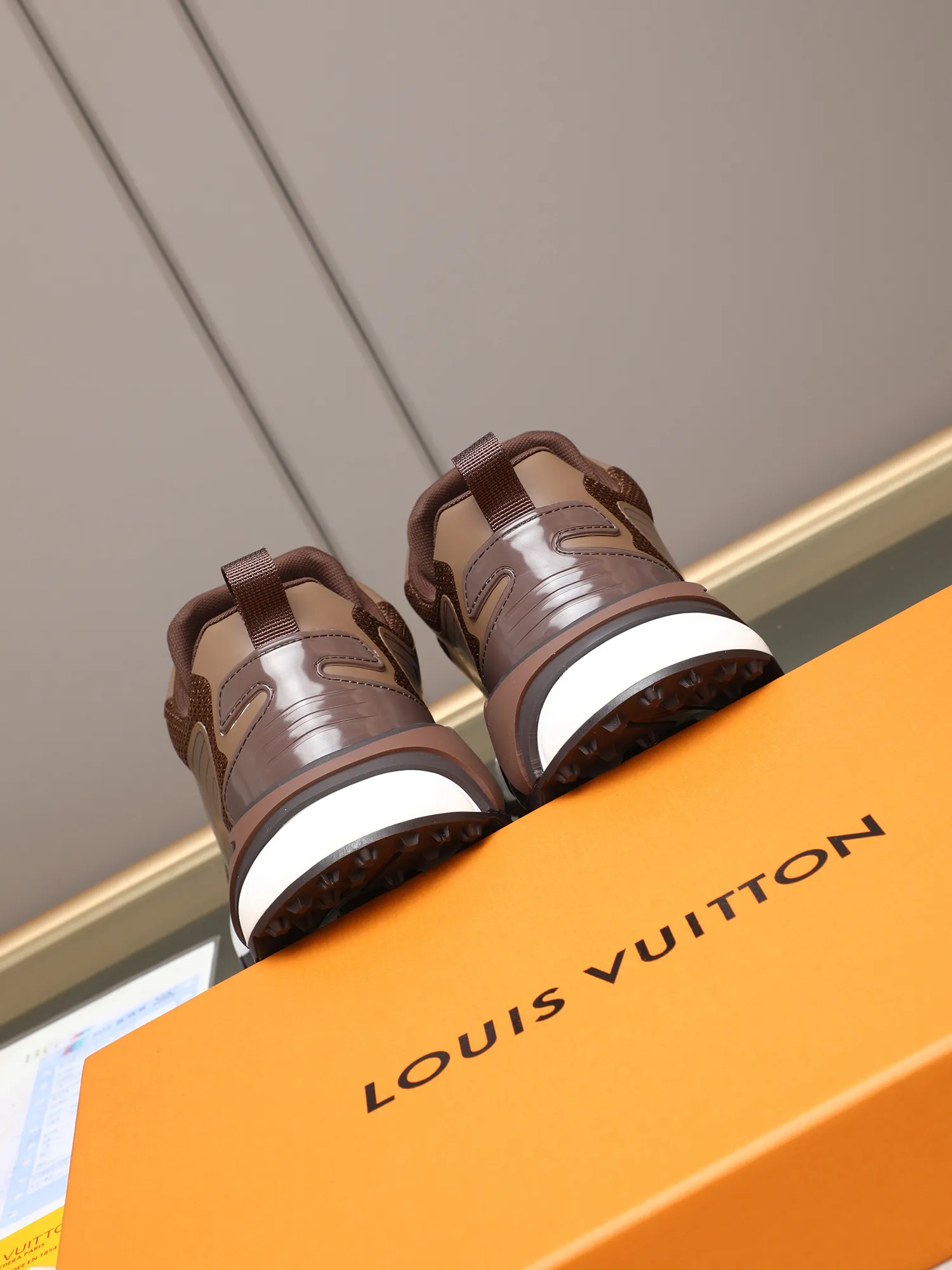 Men's Men's Shoes 💰640 LV Louis Vuitton L Jialu Brand Runner Tatic Series Thick-soled Casual Sports Shoes Running Shoes This LV Runner Tatic sports shoe combines technical materials such as mesh fabric and ribbons to interpret the inspiration of traditional mountaineering shoes. LV letters are written on one side, the lariat buckle of the quick lacing system is embellished with Monogram flowers and Louis Vuitton logos, and the light and wear-resistant rubber outsole completes the whole package. The delivery counter is beautifully packaged🛍📦 ▪️Fabrics: Original imported custom technical fabric + mesh ▪️Inner lining: Original custom-made breathable mesh ▪️Sole: Original open-molded anti-slip rubber combination material ▪️Sole thickness: 4CM ▪️Size: Men's size 38-44, (45 must be customized)